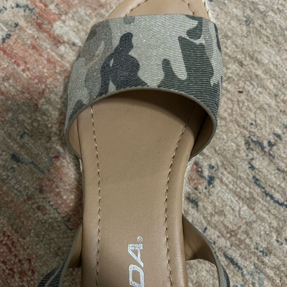 Soda Girl’s Camo Platform Sandals, Size 2 - Picture 9 of 11